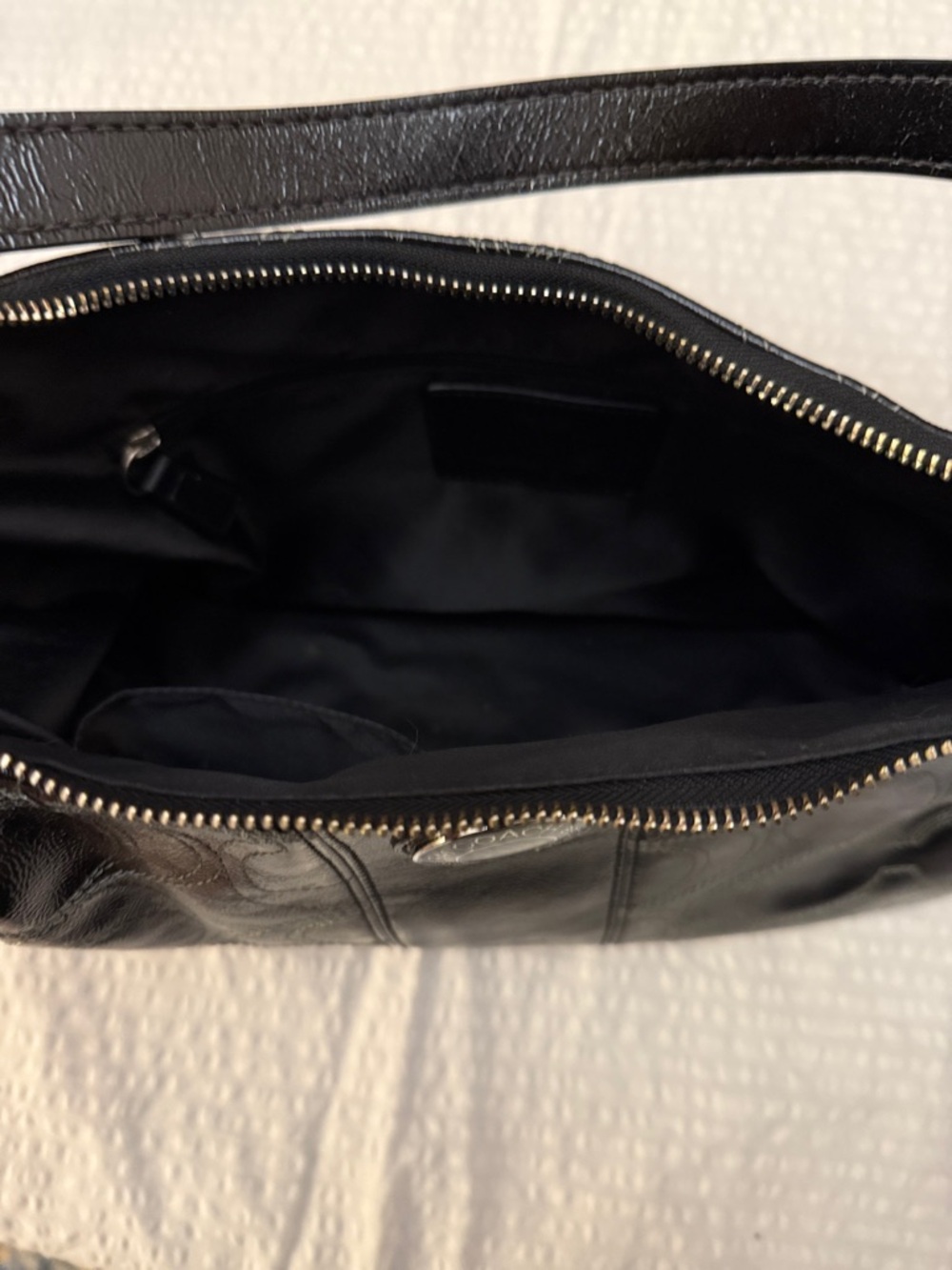 Coach Black glossy Signature Hobo shoulder Bag with Logo Hardware - Picture 4 of 4